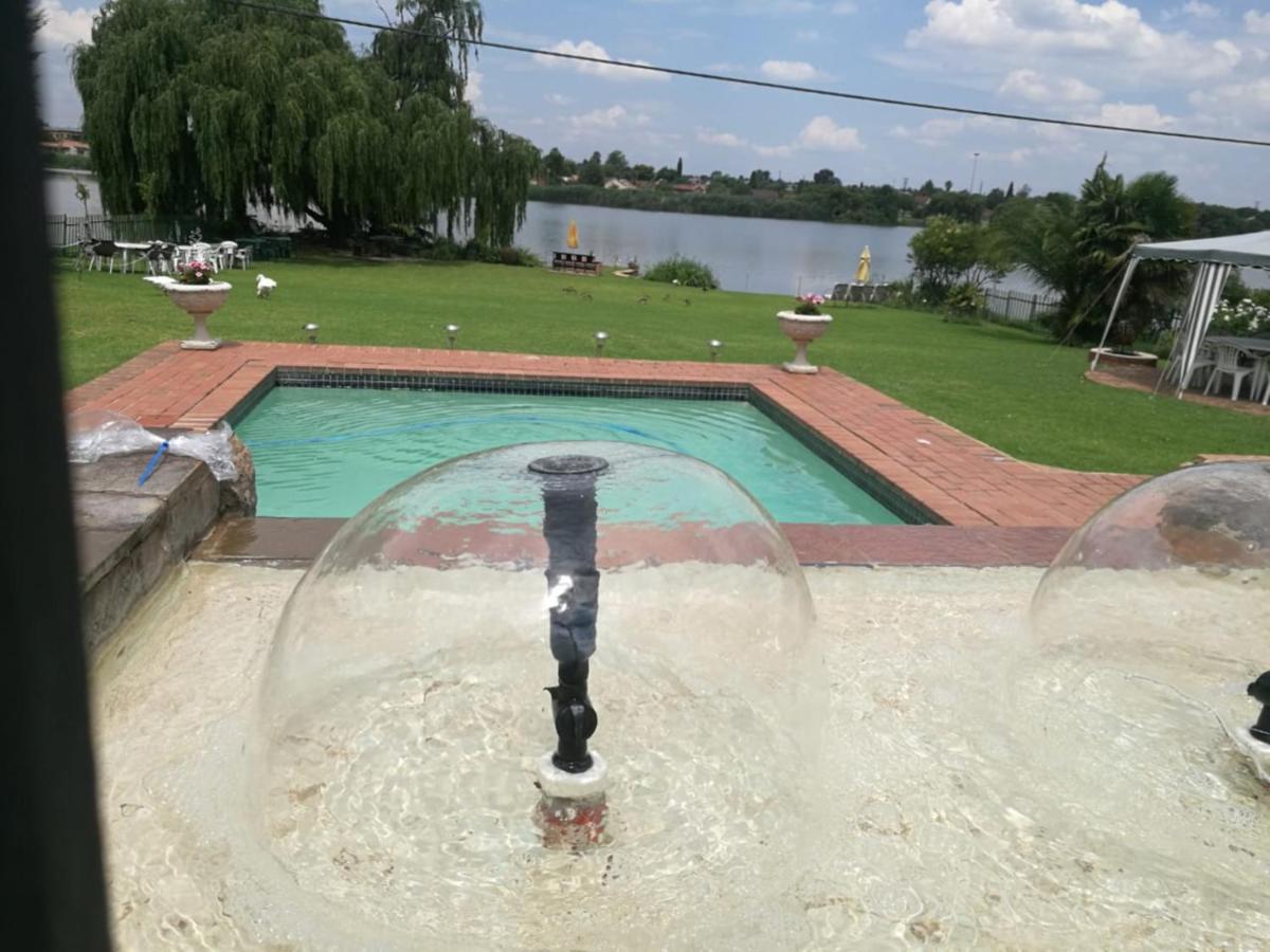 The Lakehouse Guest House Brakpan Vliegveld Exterior foto